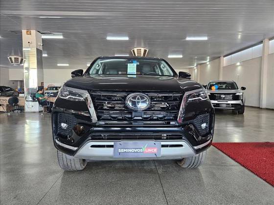 TOYOTA HILUX SW4 2.8 D-4D TURBO DIESEL SRX 7L 4X4 AUTOMÁTICO TOYOTA HILUX SW4 2.8 D-4D TURBO DIESEL SRX 7L 4X4 AUTOMÁTICO